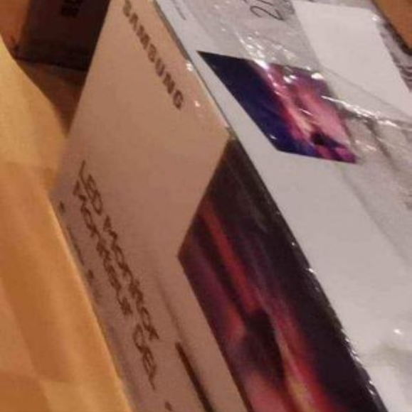 computer ,2 screens and equipment, keyboard mouse towers.. - Picture 4 of 10